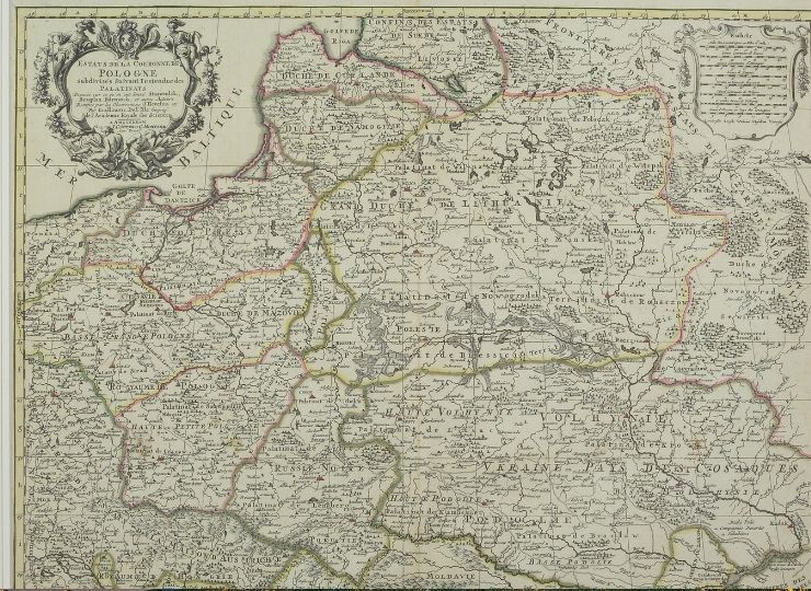 Stara mapa historyczna z XVIII wieku przedstawiająca Polskę i jej sąsiednie tereny, z widocznymi granicami i oznaczeniami regionów, miast i rzek. Na mapie widoczne są ozdobne elementy takie jak kartusze i dekoracje roślinne.